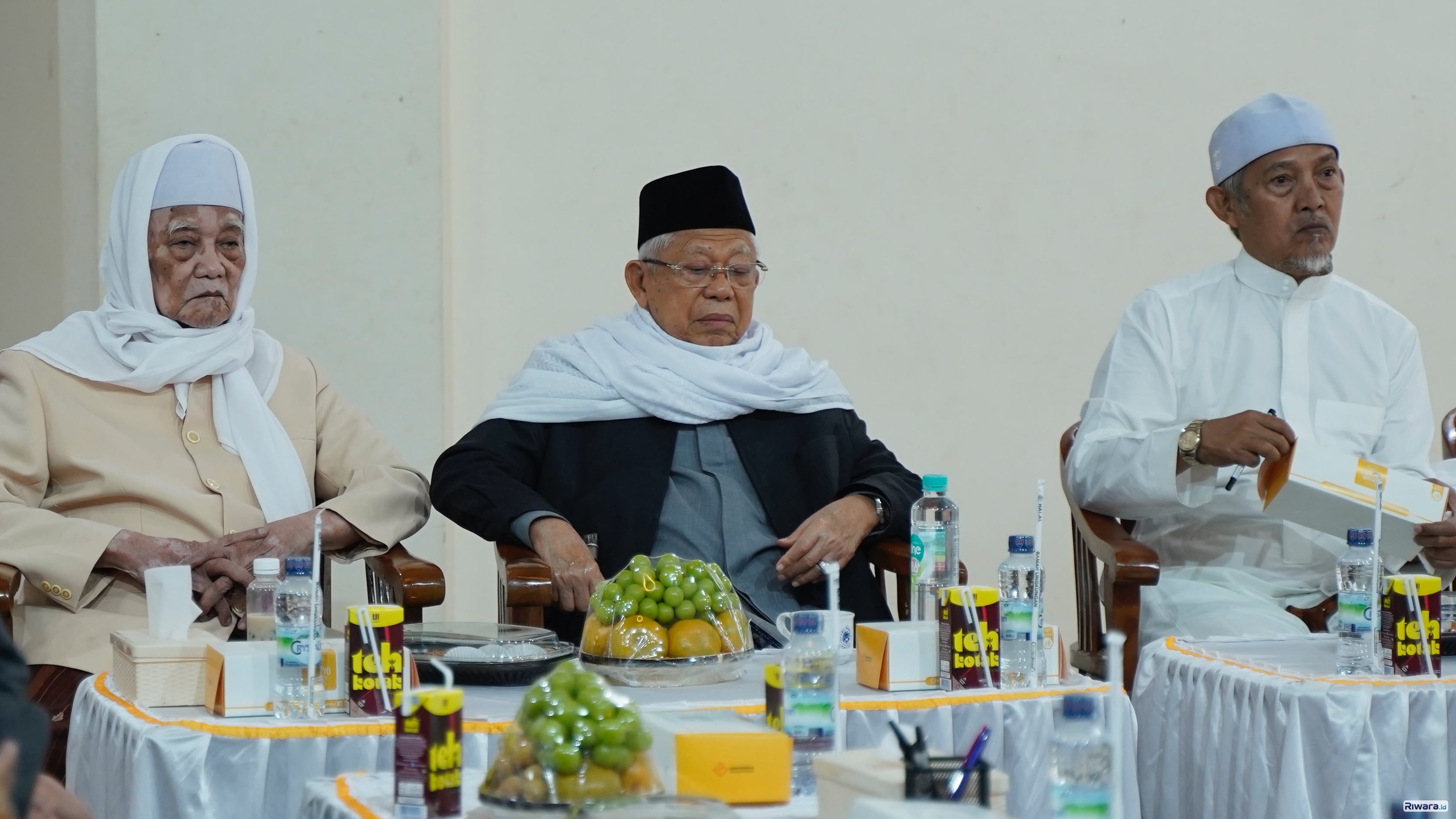 Kiai sepuh NU seperti KH Maruf Amin dan KH Anwar Manshur di Pondok Pesantren Lirboyo Kediri menyikapi dinamika Muktamar NU di Jombang